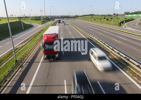 Danzig, Polen 17., 12.08.2018 Lkw fahren auf der S7 zu sehen ist. Polnische LKW-Fahrer protestieren gegen höhere Polizeikontrollen und trffic Geldstrafen für so genannte zu lang das Überholen auf Autobahnen gegeben. Lkw trivers beschlossen, den Verkehr durch fahren 10 km/h langsamer als die Höchstgeschwindigkeit auf der Straße zu blockieren zulässig ist. Sie nannten ihren Protest Protest 69' Innovationsvermarktung tätig zu der Geschwindigkeit, mit der Sie fahren. © vadim Pacajev/Alamy leben Nachrichten Stockfoto