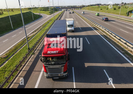 Danzig, Polen 17., 12.08.2018, rote Scania Lkw fahren auf der S7 zu sehen ist. Polnische LKW-Fahrer protestieren gegen höhere Polizeikontrollen und trffic Geldstrafen für so genannte zu lang das Überholen auf Autobahnen gegeben. Lkw trivers beschlossen, den Verkehr durch fahren 10 km/h langsamer als die Höchstgeschwindigkeit auf der Straße zu blockieren zulässig ist. Sie nannten ihren Protest Protest 69' Innovationsvermarktung tätig zu der Geschwindigkeit, mit der Sie fahren. © vadim Pacajev/Alamy leben Nachrichten Stockfoto