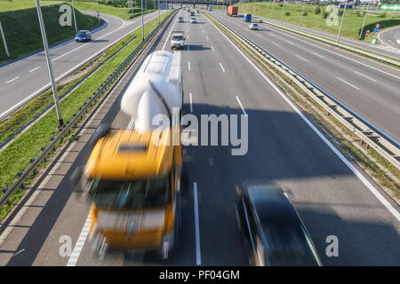 Danzig, Polen 17., 12.08.2018 Lkw fahren auf der S7 zu sehen ist. Polnische LKW-Fahrer protestieren gegen höhere Polizeikontrollen und trffic Geldstrafen für so genannte zu lang das Überholen auf Autobahnen gegeben. Lkw trivers beschlossen, den Verkehr durch fahren 10 km/h langsamer als die Höchstgeschwindigkeit auf der Straße zu blockieren zulässig ist. Sie nannten ihren Protest Protest 69' Innovationsvermarktung tätig zu der Geschwindigkeit, mit der Sie fahren. © vadim Pacajev/Alamy leben Nachrichten Stockfoto