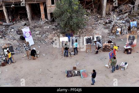 Damaskus, Syrien. 16 Aug, 2018. Syrische Künstler zeichnen Bilder inmitten der Trümmer und der Vernichtung der Yarmouk Camp, südlich von Damaskus, Syrien, am 12.08.16., 2018. Die Künstler haben Gemälde von Frauen, Kindern, Gebäude oder alles, was das Leben der Yarmouk Camp, die einst eine Heimat für die Palästinenser und Syrer südlich von Damaskus war hinzufügen könnten. Credit: Ammar Safarjalani/Xinhua/Alamy leben Nachrichten Stockfoto