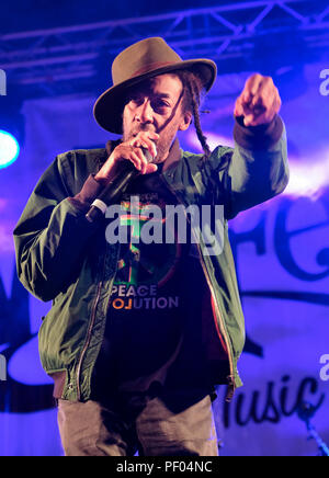 Tilford, UK. 17. Aug 2018. Aswad (Angus "rummie Zeb'Gaye) durchführen bei Weyfest Music Festival. (C) MusicLive/Alamy leben Nachrichten Stockfoto