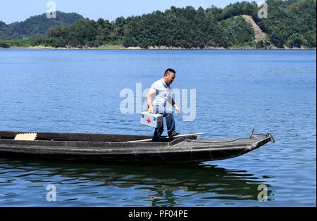 Peking, China. 18. August 2018. Arzt Yu Jiajun nimmt ein Boot auf einen Patienten in Qishan Dorf Mabu Township, Jinzhai Grafschaft zu nennen, der ostchinesischen Provinz Anhui, Sept. 14, 2017. China wird seine erste medizinische Arbeiter' Day am 12.08.19, 2018 Mark. (Xinhua / Liu Junxi) (lmm) (ZT) Quelle: Xinhua/Alamy leben Nachrichten Stockfoto