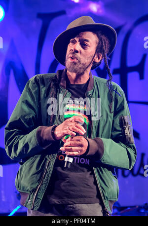 Tilford, UK. 17. Aug 2018. Aswad (Angus "rummie Zeb'Gaye) durchführen bei Weyfest Music Festival. (C) MusicLive/Alamy leben Nachrichten Stockfoto