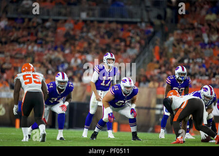 Ohio, USA. August 17, 2018: Buffalo Bills Quarterback Josh Allen (17) schaut über die Verteidigung in der zweiten Hälfte an der NFL Football Spiel zwischen den Buffalo Bills und den Cleveland Browns zunächst Energie Stadion in Cleveland, Ohio. JP Waldron/Cal Sport Media Credit: Cal Sport Media/Alamy leben Nachrichten Stockfoto