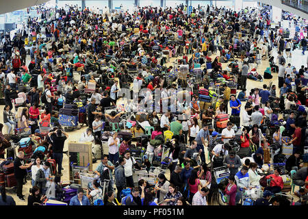 Paranaque City, Philippinen. 18 Aug, 2018. Eine Masse von gestrandeten Passagiere warten auf Wiederaufnahme der Flüge am Ninoy Aquino International Airport (NAIA) in Paranaque City, Philippinen, Nov. 18, 2018. Die philippinischen Flughafen Behörden am Samstag seine wichtigsten Start- und Landebahn des internationalen Flughafens von Manila wieder eröffnet, nachdem der Ausbau des stark beschädigten Xiamen eine Passagiermaschine, die Rutschte die Start- und Landebahn am Donnerstag. Credit: rouelle Umali/Xinhua/Alamy leben Nachrichten Stockfoto