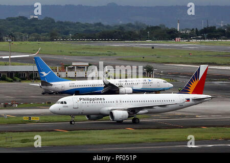 Paranaque City, Philippinen. 18 Aug, 2018. Die beschädigten Xiamen Airlines Flugzeug auf dem Rollfeld des Ninoy Aquino International Airport (NAIA) in Paranaque City geparkt ist, auf den Philippinen, Nov. 18, 2018. Die philippinischen Flughafen Behörden am Samstag seine wichtigsten Start- und Landebahn des internationalen Flughafens von Manila wieder eröffnet, nachdem der Ausbau des stark beschädigten Xiamen eine Passagiermaschine, die Rutschte die Start- und Landebahn am Donnerstag. Credit: rouelle Umali/Xinhua/Alamy leben Nachrichten Stockfoto