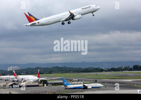 Paranaque City, Philippinen. 18 Aug, 2018. Die beschädigten Xiamen Airlines Flugzeug auf dem Rollfeld des Ninoy Aquino International Airport (NAIA) in Paranaque City geparkt ist, auf den Philippinen, Nov. 18, 2018. Die philippinischen Flughafen Behörden am Samstag seine wichtigsten Start- und Landebahn des internationalen Flughafens von Manila wieder eröffnet, nachdem der Ausbau des stark beschädigten Xiamen eine Passagiermaschine, die Rutschte die Start- und Landebahn am Donnerstag. Credit: rouelle Umali/Xinhua/Alamy leben Nachrichten Stockfoto