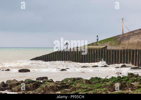 Hastings, East Sussex, UK. 18 Aug, 2018. UK Wetter: Vereinzelt Regen den ganzen Tag über mit Böen bis 29 km/h. Die Temperaturen erreichen nicht mehr als 20 °C beträgt. Junge Fischer versuchen Sie es beim Angeln an einem der Harbor Arms. © Paul Lawrenson 2018, Foto: Paul Lawrenson/Alamy leben Nachrichten Stockfoto