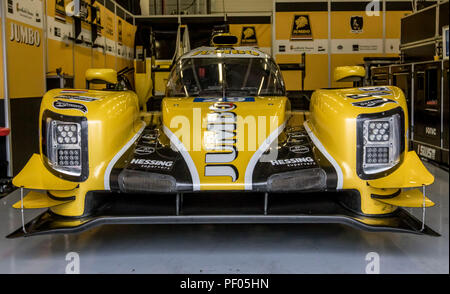 Silverstone, Großbritannien. 18 Aug, 2018. FIA World Endurance Championship; Die Dallara P217 Gibson LMP2-Rennwagen aus Racing Team Niederlande (NLD) von Frits van Eerd (NLD) Giedo VAN DER GARDE (NLD) und Nyck de Vries (NLD) in die Box gefahren während der Freien Praxis 3 der 3. Runde der FIA World Endurance Championship in Silverstone Credit: Aktion plus Sport/Alamy leben Nachrichten Stockfoto