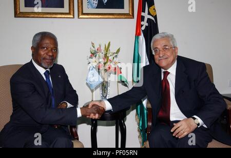 Peking, China. 18 Aug, 2018. Datei Foto am 12.08.30, 2006 zeigt dann UN-Generalsekretär Kofi Annan die Hände schütteln mit dem palästinensischen Präsidenten Mahmud Abbas in Ramallah. Der ehemalige Generalsekretär der Vereinten Nationen und Friedensnobelpreisträger Kofi Annan im Alter von 80 am Samstag übergeben, die in Genf ansässige Kofi Annan Foundation bekannt gegeben. Quelle: Xinhua/Alamy leben Nachrichten Stockfoto