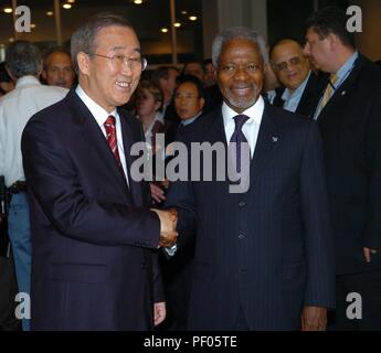 Peking, China. 13 Okt, 2006. Datei Foto am Okt. 13, 2006 zeigt dann UN-Generalsekretär Kofi Annan die Hände schütteln mit seinem Nachfolger Ban Ki-moon in New York. Der ehemalige Generalsekretär der Vereinten Nationen und Friedensnobelpreisträger Kofi Annan im Alter von 80 am Samstag übergeben, die in Genf ansässige Kofi Annan Foundation bekannt gegeben. Credit: Zhao Peng-/Xinhua/Alamy leben Nachrichten Stockfoto