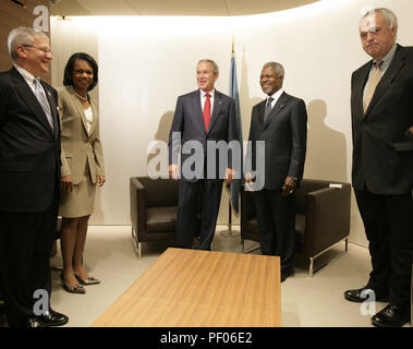 New York, New York, USA. 19 Sep, 2006. In diesem Foto, das durch das Weiße Haus freigegeben, Präsidenten der Vereinigten Staaten George W. Bush steht mit Kofi Annan, Generalsekretär der Vereinten Nationen, nach der der Präsident Anreise Dienstag, 19. September 2006, an die UNO in New York. Mit ihnen sind von links: Josh Bolten, Stabschef im Weißen Haus, Condoleezza Rice, Staatssekretär, und Mark Malloch Brown, stellvertretender Generalsekretär der Vereinten Nationen verbindliche Quelle: Eric Draper/White House über CNP Credit: Eric Draper/CNP/ZUMA Draht/Alamy leben Nachrichten Stockfoto