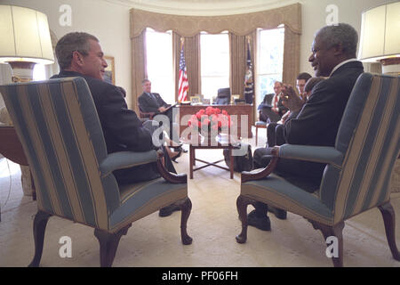 Präsidenten der Vereinigten Staaten George W. Bush trifft sich mit der Vereinten Nationen (United Nations, UN) Generalsekretär Kofi Annan und leitende Mitarbeiter im Oval Office des Weißen Hauses in Washington, DC, Mittwoch, den 28. November 2001 vorgeschriebenen Credit: Eric Draper - White House über CNP. /MediaPunch Stockfoto