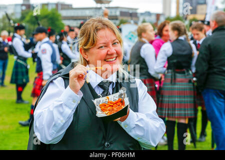 Das Finale des World Pipe Band Championships war in Glasgow Green im Zentrum der Stadt statt und die Konkurrenz zog viele internationale und hoch gelobte Pipe Bands sowie Tausende von Touristen und Zuschauer, die kamen, um das Ereignis zu unterstützen. Trotz gelegentlicher Regenschauer, wieder einmal war die Veranstaltung ein Erfolg und eine große Werbung für Dudelsackmusik. KATHLEEN FERRETTI aus Alberta, Kanada spielen mit den Edmonton und District Pipe Band Stockfoto