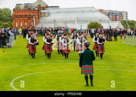 Das Finale des World Pipe Band Championships war in Glasgow Green im Zentrum der Stadt statt und die Konkurrenz zog viele internationale und hoch gelobte Pipe Bands sowie Tausende von Touristen und Zuschauer, die kamen, um das Ereignis zu unterstützen. Trotz gelegentlicher Regenschauer, wieder einmal war die Veranstaltung ein Erfolg und eine große Werbung für Dudelsack Musik Stockfoto