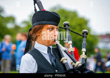 Das Finale des World Pipe Band Championships war in Glasgow Green im Zentrum der Stadt statt und die Konkurrenz zog viele internationale und hoch gelobte Pipe Bands sowie Tausende von Touristen und Zuschauer, die kamen, um das Ereignis zu unterstützen. Trotz gelegentlicher Regenschauer, wieder einmal war die Veranstaltung ein Erfolg und eine große Werbung für Dudelsackmusik. LINDA WEIS mit der schottischen Pipe Band aus der Schweiz beobachten Stockfoto