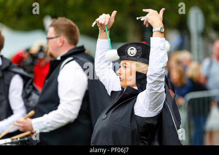 Das Finale des World Pipe Band Championships war in Glasgow Green im Zentrum der Stadt statt und die Konkurrenz zog viele internationale und hoch gelobte Pipe Bands sowie Tausende von Touristen und Zuschauer, die kamen, um das Ereignis zu unterstützen. Trotz gelegentlicher Regenschauer, wieder einmal war die Veranstaltung ein Erfolg und eine große Werbung für Dudelsackmusik. Schlagzeuger mit Scottish Power Pipe Band Stockfoto