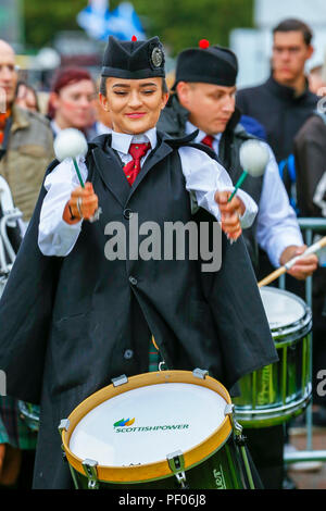 Das Finale des World Pipe Band Championships war in Glasgow Green im Zentrum der Stadt statt und die Konkurrenz zog viele internationale und hoch gelobte Pipe Bands sowie Tausende von Touristen und Zuschauer, die kamen, um das Ereignis zu unterstützen. Trotz gelegentlicher Regenschauer, wieder einmal war die Veranstaltung ein Erfolg und eine große Werbung für Dudelsackmusik. Schlagzeuger mit Scottish Power Pipe Band Stockfoto