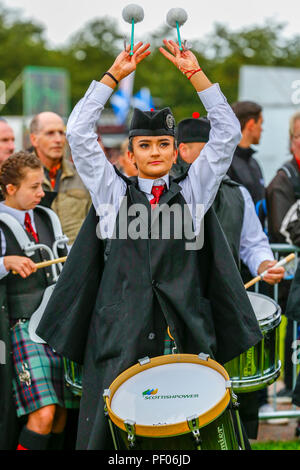 Das Finale des World Pipe Band Championships war in Glasgow Green im Zentrum der Stadt statt und die Konkurrenz zog viele internationale und hoch gelobte Pipe Bands sowie Tausende von Touristen und Zuschauer, die kamen, um das Ereignis zu unterstützen. Trotz gelegentlicher Regenschauer, wieder einmal war die Veranstaltung ein Erfolg und eine große Werbung für Dudelsackmusik. Schlagzeuger mit Scottish Power Pipe Band Stockfoto