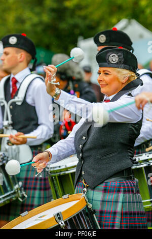 Das Finale des World Pipe Band Championships war in Glasgow Green im Zentrum der Stadt statt und die Konkurrenz zog viele internationale und hoch gelobte Pipe Bands sowie Tausende von Touristen und Zuschauer, die kamen, um das Ereignis zu unterstützen. Trotz gelegentlicher Regenschauer, wieder einmal war die Veranstaltung ein Erfolg und eine große Werbung für Dudelsackmusik. Schlagzeuger mit Scottish Power Pipe Band Stockfoto