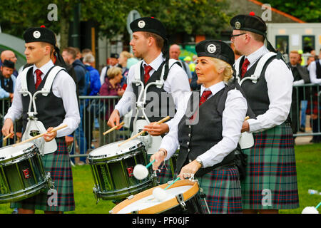 Das Finale des World Pipe Band Championships war in Glasgow Green im Zentrum der Stadt statt und die Konkurrenz zog viele internationale und hoch gelobte Pipe Bands sowie Tausende von Touristen und Zuschauer, die kamen, um das Ereignis zu unterstützen. Trotz gelegentlicher Regenschauer, wieder einmal war die Veranstaltung ein Erfolg und eine große Werbung für Dudelsackmusik. Schlagzeuger mit Scottish Power Pipe Band Stockfoto