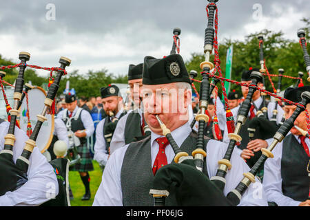 Das Finale des World Pipe Band Championships war in Glasgow Green im Zentrum der Stadt statt und die Konkurrenz zog viele internationale und hoch gelobte Pipe Bands sowie Tausende von Touristen und Zuschauer, die kamen, um das Ereignis zu unterstützen. Trotz gelegentlicher Regenschauer, wieder einmal war die Veranstaltung ein Erfolg und eine große Werbung für Dudelsackmusik. Piper mit Scottish Power Pipe Band Stockfoto