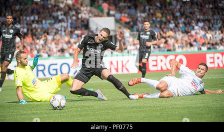 18. August 2018, Deutschland, Ulm; Fußball: DFB-Pokal, SSV Ulm 1846 vs Eintracht Frankfurt, Runde 1 an der Donaustadion. Ulm Torwart Christian Ortag (L-R) Frankfurter Mijat Gacinovic und die Ulmer Florian Krebs. (Wichtiger Hinweis: Die DFB verbietet die Verwendung von Bildern im Internet und in online Medien während des Spiels (einschließlich der Halbzeit). Sperrfrist! Der DFB erlaubt die Publikation und die weitere Verwendung der Bilder, die auf mobile Geräte (vor allem MMS) und über DVB-H und DMB erst nach dem Ende des Spiels. Foto: Sebastian Gollnow/dpa Stockfoto