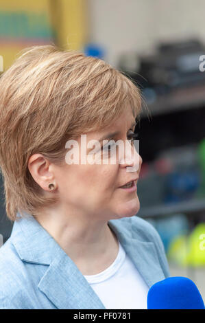 Glasgow, Schottland, Großbritannien. 18 August, 2018. Der erste Minister von Schottland Nicola Sturgeon MSP besucht die Govanhill Internationales Festival & Karneval an der Queen's Park Arena. Credit: Skully/Alamy leben Nachrichten Stockfoto