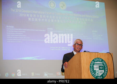 Cleveland, USA. 17 Aug, 2018. Daniel Simon, Präsident der Universitätskliniken von Cleveland, liefert eine Rede bei der Eröffnung des Cleveland der Traditionellen Chinesischen Medizin (TCM) und Materia Medica (MM) Forum in Cleveland, Ohio, USA, Nov. 17, 2018. In der Traditionellen Chinesischen Medizin (TCM) ist Teil der integrativen Medizin Programme in den Vereinigten Staaten, sagten Experten, hier Freitag. Gehen MIT TCM Gewinne größere Akzeptanz in den USA: Experten der Credit: Wang Ying/Xinhua/Alamy leben Nachrichten Stockfoto