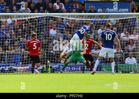 Liverpool, Großbritannien. 18. August 2018. Richarlison von Everton Köpfe die Kugel hinter Southampton Torwart Alex McCarthy seine Mannschaften 2 Tor zu erzielen. Premier League match, Everton v Southampton im Goodison Park in Liverpool am Samstag, den 18. August 2018. Dieses Bild dürfen nur für redaktionelle Zwecke verwendet werden. Nur die redaktionelle Nutzung, eine Lizenz für die gewerbliche Nutzung erforderlich. Keine Verwendung in Wetten, Spiele oder einer einzelnen Verein/Liga/player Publikationen. pic von Chris Stading/Andrew Orchard sport Fotografie/Alamy leben Nachrichten Stockfoto
