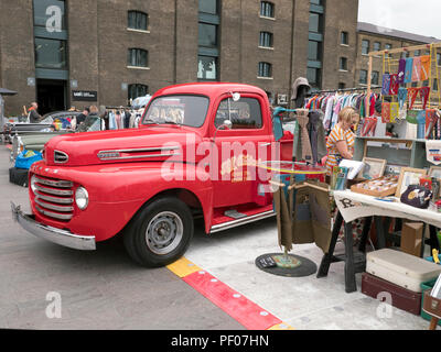 London, Großbritannien. 18. August 2018. Marktstand und klassischen Autos bei "Classic Car Boot Sale" am Getreidespeicher Sq Kings Cross London UK 18/08/2018 Credit: Martyn Goddard/Alamy leben Nachrichten Stockfoto