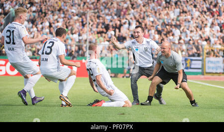 18. August 2018, Deutschland, Ulm; Fußball: DFB-Pokal, SSV Ulm 1846 vs Eintracht Frankfurt, Runde 1 an der Donaustadion. Die Ulmer Spieler Nico Gutjahr (L-R), Felix Nierichlo und Torschütze Steffen Kienle und Mitglieder der Schulungen sind die Mitarbeiter über das 1:0 Ziel zufrieden. (Wichtiger Hinweis: Die DFB verbietet die Verwendung von Sequence Bilder im Internet und in online Medien während des Spiels (einschließlich der Hälfte Zeit). Sperrfrist! Der DFB erlaubt die Publikation und die weitere Verwendung der Bilder, die auf mobile Geräte (vor allem MMS) und über DVB-H und DMB erst nach dem Ende des Spiels. Foto: Sebastian Stockfoto