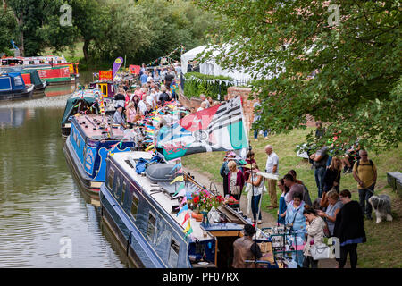 Aynho, Northamptonshire 18 August 2018. Shutlanger Canal Festival, dem Grand Union Canal. Menschenmassen genießen die warme Witterung in den ersten Tag des Festivals, die sich über das Wochenende läuft. Das Festival wird von shutlanger Canal Partnerschaft, eine gemeinnützige Organisation organisiert. Credit: Keith J Smith./Alamy leben Nachrichten Stockfoto