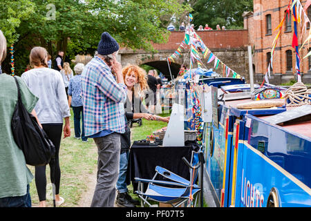 Aynho, Northamptonshire 18 August 2018. Shutlanger Canal Festival, dem Grand Union Canal. Menschenmassen genießen die warme Witterung in den ersten Tag des Festivals, die sich über das Wochenende läuft. Das Festival wird von shutlanger Canal Partnerschaft, eine gemeinnützige Organisation organisiert. Credit: Keith J Smith./Alamy leben Nachrichten Stockfoto