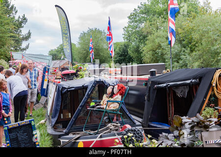 Aynho, Northamptonshire 18 August 2018. Shutlanger Canal Festival, dem Grand Union Canal. Menschenmassen genießen die warme Witterung in den ersten Tag des Festivals, die sich über das Wochenende läuft. Das Festival wird von shutlanger Canal Partnerschaft, eine gemeinnützige Organisation organisiert. Credit: Keith J Smith./Alamy leben Nachrichten Stockfoto