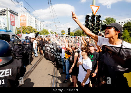 Berlin, Deutschland. 18 Aug, 2018. Gegendemonstranten stand am Rande der Neonazis anlässlich des 31. Jahrestages des Todes von Rudolf Hess. Credit: - - -/dpa/Alamy leben Nachrichten Stockfoto