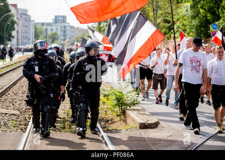 Berlin, Deutschland. 18 Aug, 2018. Die Neo-Nazi-Demo anlässlich des 31. Jahrestages des Todes von Rudolf Hess bewegt sich nach unten in die Landsberger Allee. Credit: - - -/dpa/Alamy leben Nachrichten Stockfoto