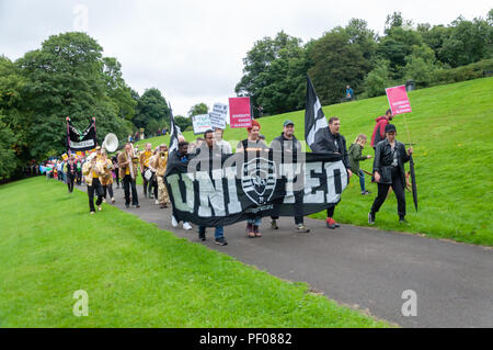 Glasgow, Schottland, Großbritannien. 18 August, 2018. Ein Banner sagen United Glasgow in der Parade der Govanhill Internationales Festival & Karneval durchgeführt wird. Die diesjährige Parade umfasst Gruppen, eine Pipe Band, Trommler, Tänzer, Jongleure, roller Skater und eine Brass Band alle Ab Govanhill Park und fahren durch die Straßen von Govanhill Finishing im Queen's Park Arena. Credit: Skully/Alamy leben Nachrichten Stockfoto