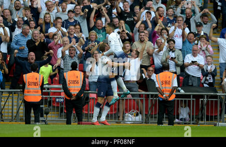 London, Großbritannien. 18. August 2018. Harry Kane von Tottenham Hotspur feiert zählen seine Mannschaften dritte Ziel mit Erik Lamela während der vs FC Fulham, Tottenham Hotspur Premier League football Match 0 n 18 August 2018. EDITORIAL NUR VERWENDEN Keine Verwendung mit nicht autorisierten Audio-, Video-, Daten-, Spielpläne (außerhalb der EU), Verein/liga Logos oder "live" Dienstleistungen. On-line-in-Verwendung beschränkt auf 45 Bildern (+15 in zusätzliche Zeit). Kein Einsatz zu emulieren, bewegte Bilder. Keine Verwendung in Wetten, Spiele oder einzelne Verein/Liga/player Publikationen/Services. Quelle: MARTIN DALTON/Alamy leben Nachrichten Stockfoto