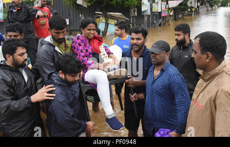 Kochi, Indien. 19 Aug, 2018. Menschen evakuieren von Hochwasser - Striken Bereich in Kochi des Bundesstaates Kerala in Indien, am 12.08.18., 2018. Quelle: Xinhua/Alamy leben Nachrichten Stockfoto