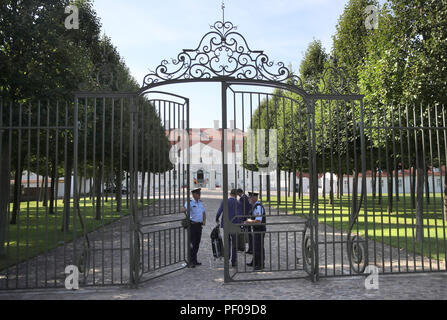 Meseberg, Deutschland. 18 Aug, 2018. Polizei stehen am Eingang von meseberg Palace. Hier ist die deutsche Bundeskanzlerin Angela Merkel und der russische Präsident Wladimir Putin. Quelle: Michael Kappeler/dpa/Alamy Leben Nachrichten Quelle: dpa Picture alliance/Alamy leben Nachrichten Stockfoto