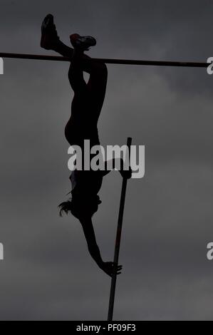 Birmingham, Großbritannien. 18. August 2018. Frauen Stabhochsprung Silhouette. Muller Grand Prix Birmingham. Diamond League. Alexander Stadium. Perry Bar. Birmingham. UK. 18.08.2018. Credit: Sport in Bildern/Alamy leben Nachrichten Stockfoto