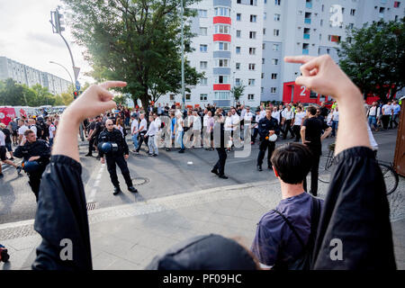 Berlin, Deutschland. 18 Aug, 2018. Ein Zähler-Demonstrator zeigt die mittleren Finger zu einer neo-nationalsozialistischen März anlässlich des 31. Jahrestages der Todestag von Rudolf Hess. Credit: - - -/dpa/Alamy leben Nachrichten Stockfoto