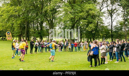 Edinburgh Fringe Festival, Edinburgh, Großbritannien. 18. August 2018. Die Wiesen, Edinburgh, Schottland, Vereinigtes Königreich: Trotz des feuchten Wetters bewölkten Tag, Fringe goers geniessen Sie die Shows am dritten Wochenende des Festivals. Ein silent disco Fringe Show namens Das Stille Abenteuer Menschen nimmt auf einer Tour Kopfhörer tragen Stockfoto