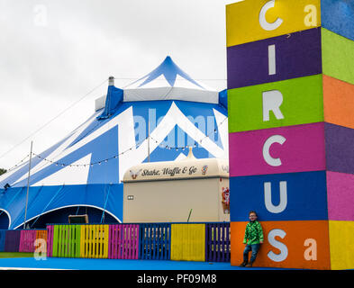 Edinburgh Fringe Festival, Edinburgh, Großbritannien. 18. August 2018. Die Wiesen, Edinburgh, Schottland, Vereinigten Königreich. Ein kleiner Junge am Unterbauch Zirkus Hub auf den Wiesen Stockfoto