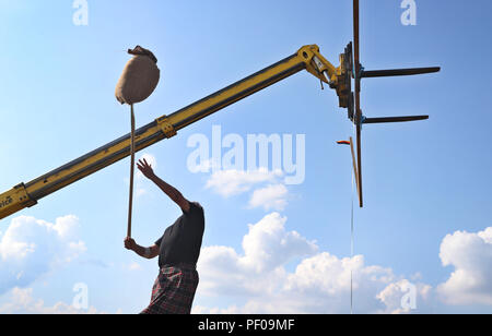 Disziplin Garbe Werfen Uber Ein Hindernis Highland Games In Kreenheinstetten Landkreis Sigmaringen Oberschwaben Baden Wuerttemb Stockfotografie Alamy