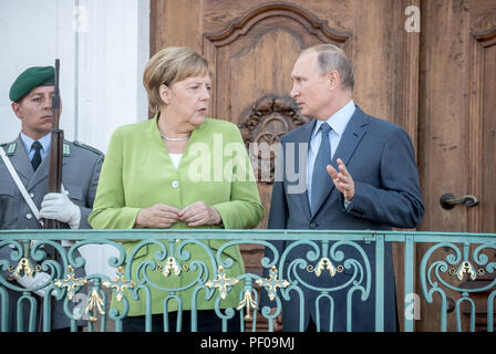 Meseberg, Deutschland. 18 Aug, 2018. Die deutsche Bundeskanzlerin Angela Merkel von der Christlich Demokratischen Union (CDU) und der russische Präsident Wladimir Putin auf Schloss Meseberg. Quelle: Michael Kappeler/dpa/Alamy Leben Nachrichten Quelle: dpa Picture alliance/Alamy leben Nachrichten Stockfoto