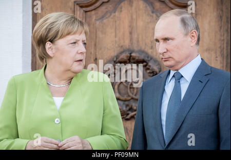 Meseberg, Deutschland. 18 Aug, 2018. Die deutsche Bundeskanzlerin Angela Merkel von der Christlich Demokratischen Union (CDU) und der russische Präsident Wladimir Putin auf Schloss Meseberg. Quelle: Michael Kappeler/dpa/Alamy Leben Nachrichten Quelle: dpa Picture alliance/Alamy leben Nachrichten Stockfoto