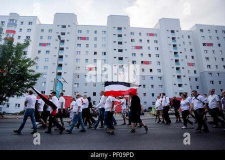 Berlin, Deutschland. 18 Aug, 2018. Eine neo-nazi März anlässlich des 31. Jahrestages des Todes von Rudolf Hess bewegt sich in die Richtung der Bahnhof Lichtenberg. Credit: - - -/dpa/Alamy leben Nachrichten Stockfoto