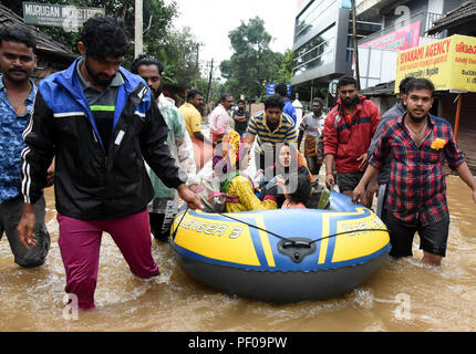 Kochi, Indien. 19 Aug, 2018. Menschen evakuieren von Hochwasser - Striken Bereich in Kochi des Bundesstaates Kerala in Indien, am 12.08.18., 2018. Quelle: Xinhua/Alamy leben Nachrichten Stockfoto